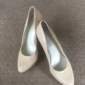Nine West Snakeskin heels Size 9